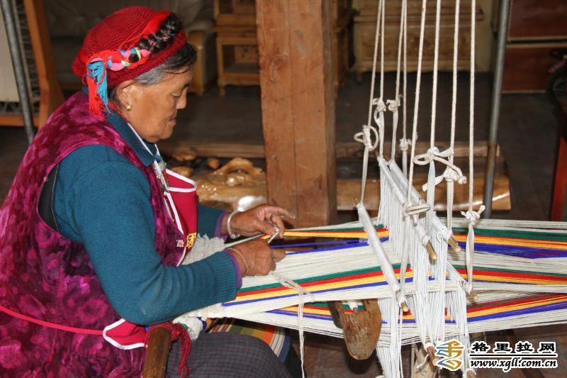 德钦县升平镇巨水村老人在家编织氆氇