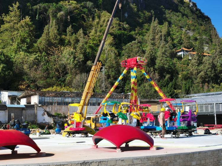 摩天轮只是文山市山水欢乐世界城游乐园其中一个项目