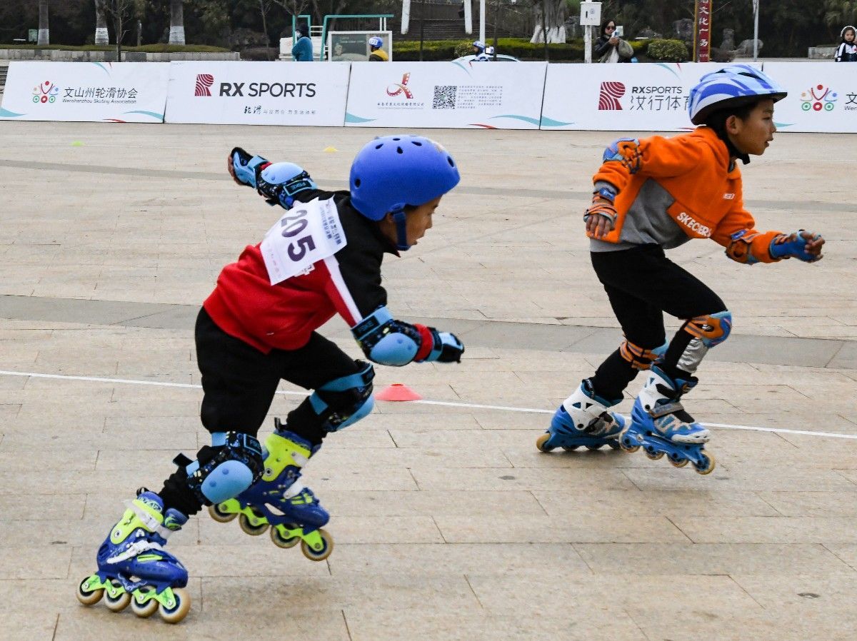 女溜冰者在滑板公园玩得很开心照片摄影图片_ID:317350388-Veer图库