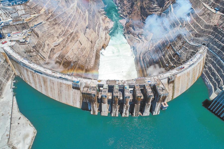 白鹤滩水电站大坝全线浇筑到顶