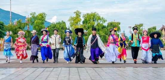 石榴花开耀彝乡 籽籽同心筑家园！丽江市宁蒗县各族群众同心绘就团结新图景